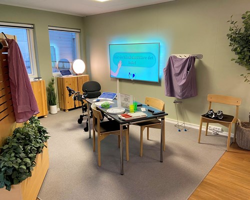 Billedet viser udstillingen af enhåndshjælpemidler i udstilling, med spisebordet med de mange teknologier